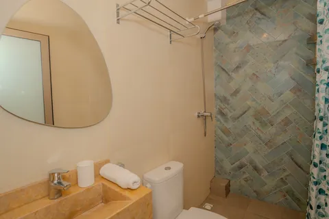 Shared room – private bathroom